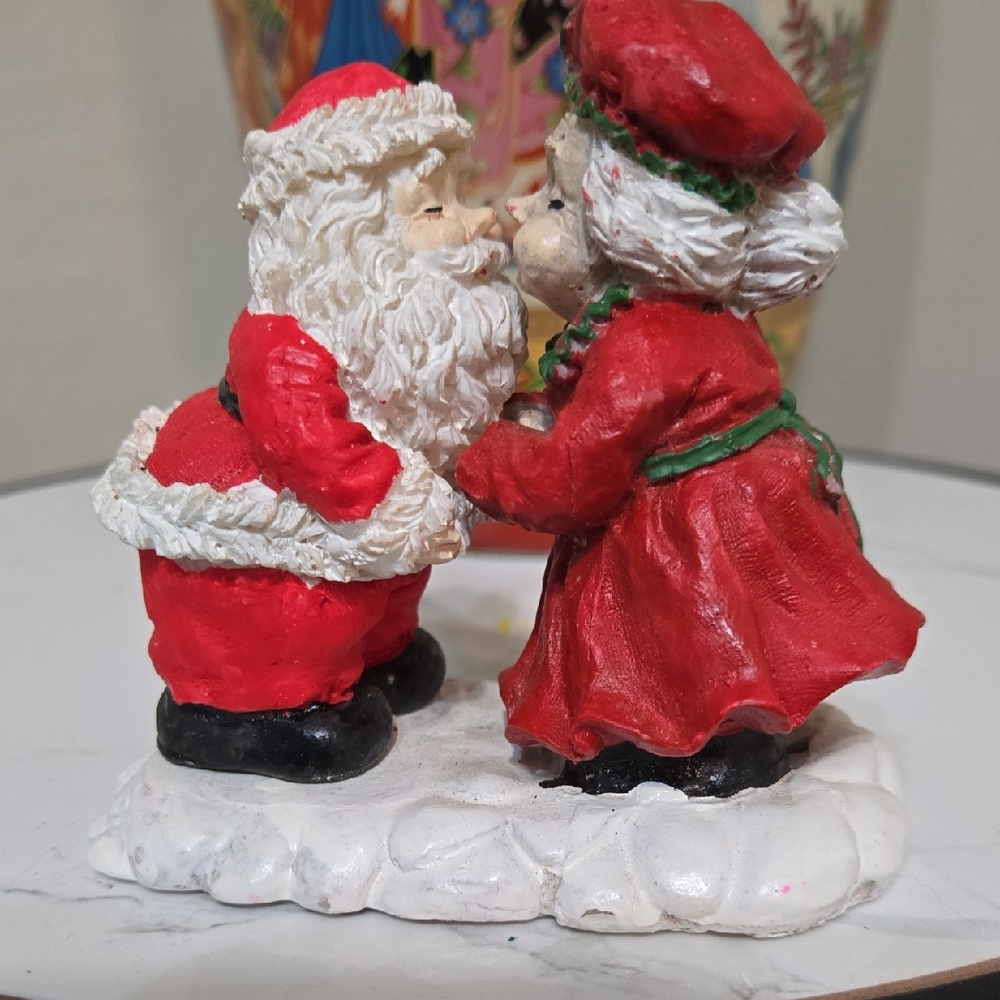 Mr. & Mrs. Santa Figure